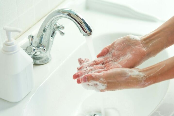 Lávate las manos con jabón para prevenir lombrices. 