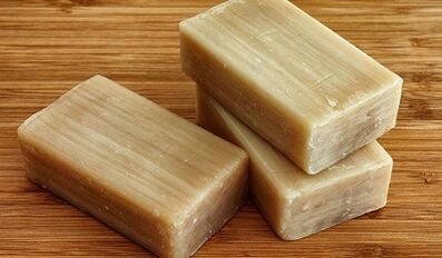 Jabón de lavar para limpiar el cuerpo de parásitos.