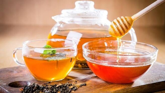 Té curativo con miel contra los parásitos del cuerpo.