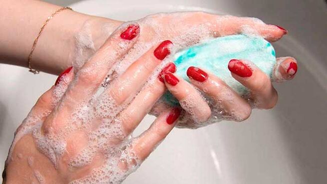 Lavarse las manos con jabón para prevenir la infección por gusanos.